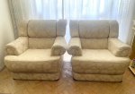 Duas grandes poltronas forradas. Medidas: 90 alt. x 90cm larg. x 100 cm  comp. ATENÇÃO: RETIRADA EM PETRÓPOLIS.
