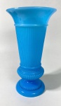 OPALINA- Vaso  em opalina Baccarat azul celeste, epoca Napoleao III, cerca de 1860, com pequeno lascado  na base, veja foto.  Medidas: 35 cm de altura x 19 cm de bocal