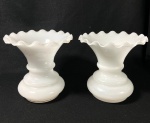 OPALINA - Par de vasos em opalina branca francesas, Napoleão III,  com bordas onduladas. Medidas: 19 cm de altura x 20 cm de bocal.