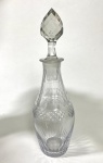 Pequena garrafa em cristal francês lapidado. Medidas: 22,5 cm