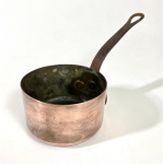 Pequena Caçarola das antigas cozinhas francesas,  em cobre, numeração 10 gravada na borda. Medidas: 5 x 10 cm, alça 12 cm