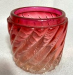 BACCARAT- caixa,  sem tampa, lapidação  bambu tours, na tonalidade vermelho degrade, reproduzido no catálogo da Baccarat de 1906. Medidas: 9,5 x 7,5 cm. Bicados na borda da base, sem gravação.