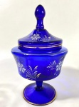 Compoteira em vidro azul com decoração pintada e friso dourado. Medidas: 25 cm de alt.
