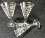 Três cálices para vinho do porto ou licor em vidro translúcido com decoração barrada. Medidas:  11 cm de alt.