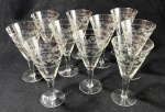 Dez cálices para champagne em vidro translucido com decoração barrada. Medidas: 16 cm