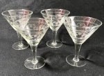 Quatro cálices para drink em vidro translucido com decoração barrada. Medidas: 13 cm