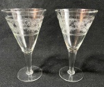 Dois  cálices para vinho  em vidro translucido com decoração barrada. Medidas: 15 cm