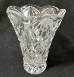 Vaso em vidro lapidado. Medidas: 17 x 12 cm