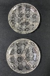 Dois pratinhos para aperitivos em vidro prensado com  3 divisórias centrais. Medidas: 15 cm