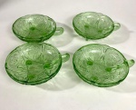 Quatro pratinhos anos 60 para sobremesa em vidro prensado na cor verde, pés e pegas. Medidas:  13 cm