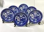 Seis pratos rasos em faiança japonesa com decoração azul e branco. Medidas: 20 cm