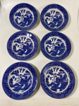 Seis pratos de sobremesa  em faiança japonesa com decoração azul e branco. Medidas: 15 cm
