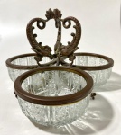 Lindo prato com três divisórias pega e pés em bronze na forma de peixe. Medidas: 14 x 23cm de largura.