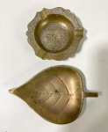 Petisqueira em forma de folha  e cinzeiro em bronze Medidas: petisqueira 14 x 9 cm / cinzeiro 9 cm de diâmetro.