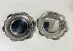 Dois pratos em metal prateado com bordas vazadas. Medidas: 17,5 cm. Com desgaste no metal