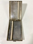 Cigarreira em metal prateado. Medidas:  12 x 8 cm