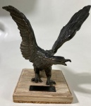 Águia em bronze com base em mármore. Medidas:  24 cm de altura/ base 13 x 13 cm . Assas com fio de cabelo.