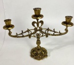 Candelabro litúrgico para 3 velas. Medidas: 28 x 36 cm