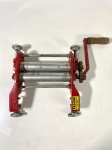 Aparelho para massa marca PASIANI, em ferro. Medidas: 28 x 23 cm