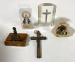 Cinco peças litúrgicas . Medida do maior ( cruz) 9 x 4 cm  menor (Nossa Senhora de Fátima) 4 cm de altura