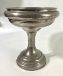 Grande taça em metal. Medidas: 27 cm de altura x 21 cm de diâmetro, possui marcas de batidas: