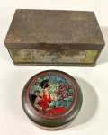 Duas antigas latas de ferro anos 50. Medidas:  4 x 8 cm / 6 x 10 x 16 cm