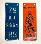 Duas plaquinhas de carro. Medidas: 11 x 4 cm