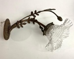Lindo aplique em bronze e tulipa em vidro. Medidas: 26 cm