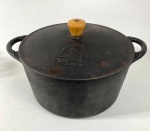 Panela de ferro com tampa.  Medidas: 18 x 23 cm