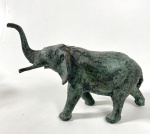 Elefante em ferro. Medidas: 11 x 8 x 17 cm