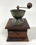 Moedor de café  com gaveteiro em madeira e metal. Medidas: 20 x 13 x 13 cm