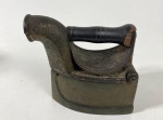 Pequeno e Antigo ferro de passar á carvão, peças pequenas. Medidas 11 x 6 x 12 cm