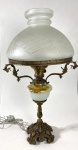 Abajur em bronze com cúpula de vidro. Medidas: 59 x 28 cm