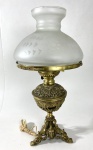 Abajur em bronze com cúpula de vidro. Medidas: 52 x 25 cm