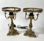 Par de abajur em bronze, falta cúpulas. Medidas: 29 x 17 cm suporte