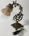 Abajur em bronze com cúpula de vidro rosado. Medidas: 31,5 cm