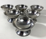 Seis pratos de sobremesa de inox. Medidas: 5 x 9,5 cm