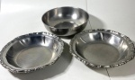 Bowl e duas saladeiras em inox. Medidas: 8 x 27 cm e saladeiras 4,5 x 27 cm