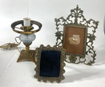 Lote de três peças em bronze, contendo dois porta retratos e pequeno abajur, sem cúpula. Medidas: Abajur 20 xm de altura x 14 cm bocal / porta retrato 31 x 23 e 16 x 13 cm