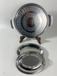 Bandeja e prato com cloche em aço inox com barrado  cinzelado.  Medidas: bandeja 41 cm e prato 7 x 19 x 25 cm