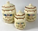 WEISS - Três potes em cerâmica com tampa pintados á mão. Medidas: 25 cm x 12 cm / 22 x10,5 cm /18 x8 cm.  Pote maior com fio de cabelo , pote pequeno com perdas na tampa