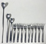 Nove garfos e três colheres em aço inox.