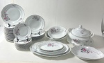 SCHIMIDT Conjunto de 44 peças em porcelana branca nacional com decoração floral contendo: Sopeira, (24 x 19 cm) com presentoir ( 30 cm ), Duas saladeiras (8 x 26,5 cm e 7 x 24 cm), Travessa (15 x 26 cm), Travessa (18,5 x 29 cm ), Travessa (23 x 37 cm), Travessa 27 x 42 cm, covilhete (6 x 20 x 30 cm), 18 pratos rasos (24 cm), 7 pratos de sopa (23,5),  10 pratos de sobremesa (18 cm)