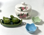 Pote com tampa em cerâmica WEISS,  dois porta velas em cerâmica nas cores na forma de folhas, porta temperos na forma de aves com bandeja. Medidas: Pote  14 x 11,5 cm, porta velas 4 x 7 cm, Porta temperos prato 8 x 16 cm.