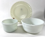 Prato e dois Bowls opalinados anos 60. Medidas: Prato 30,5 cm / 10 x 23 cm e 9 x 16.5 cm