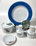 Diversas peças  em porcelana sendo: Prato raso, 26,5 cm , par porta temperos vinagre e azeite, pires avulso, açucareiro e pratinho.