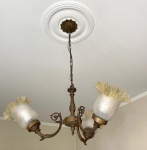 Lustre em bronze com 3 braços e 3 tulipas em vidro. Medidas: Aprox. 80 cm de altura. ATENÇÃO: RETIRADA EM PETRÓPOLIS