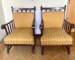 Par de Cadeiras com braços em madeira nobre e estofamento. Medidas: 92 x 65 x 66 cm. ATENÇÃO: RETIRADA EM PETRÓPOLIS