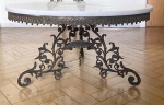 Mesa de centro  circular com tampo de mármore e pés em bronze. Medidas: 38 x 70 cm. ATENÇÃO: RETIRADA EM PETRÓPOLIS