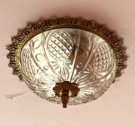 Plafon de teto armação em bronze e cúpula em vidro. Medidas: 30 cm. ATENÇÃO DESINSTALAÇÃO E  RETIRADA EM PETRÓPOLIS